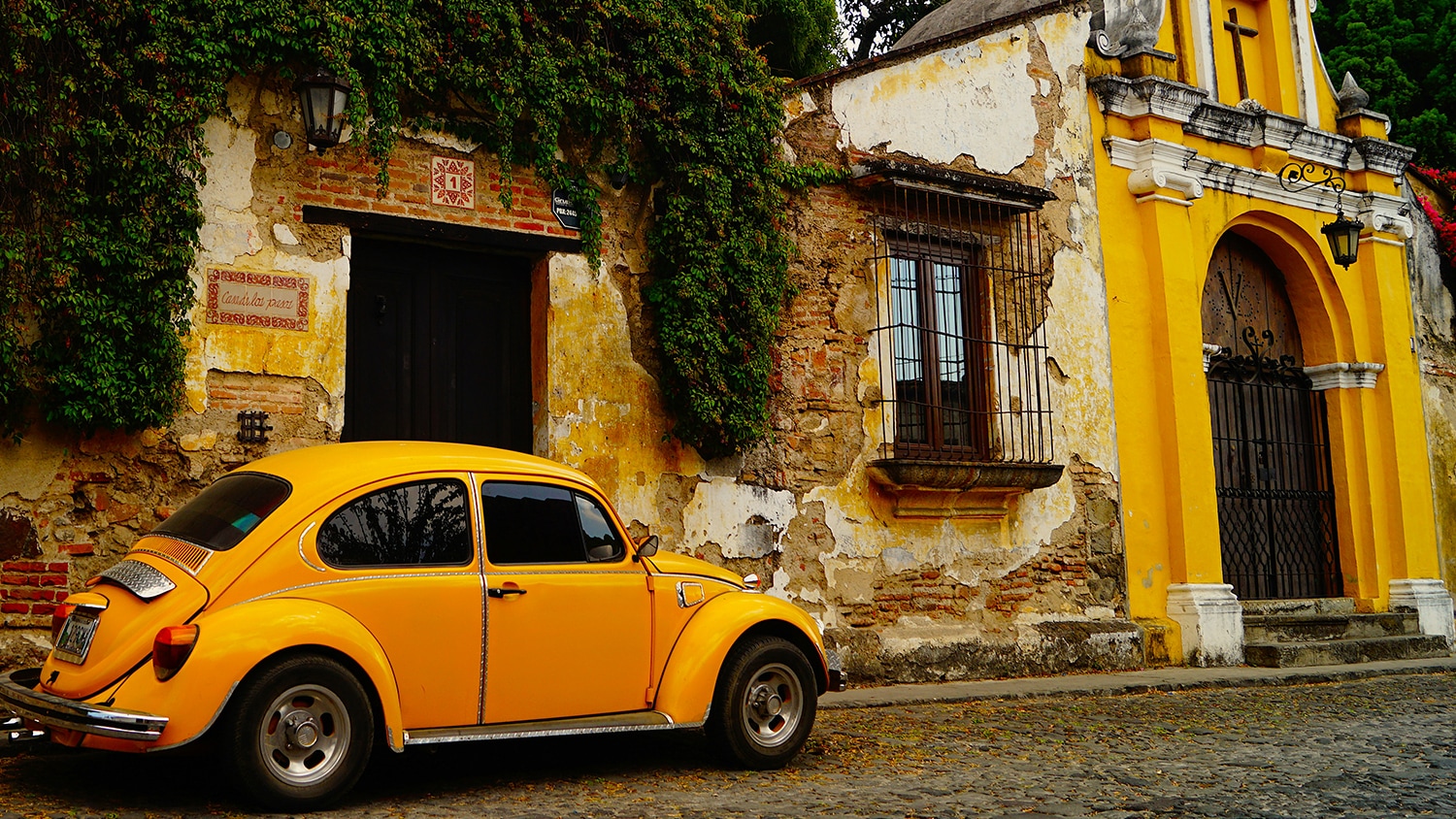 Calle de los pasos, Antigua Guatemala, Guatemala
